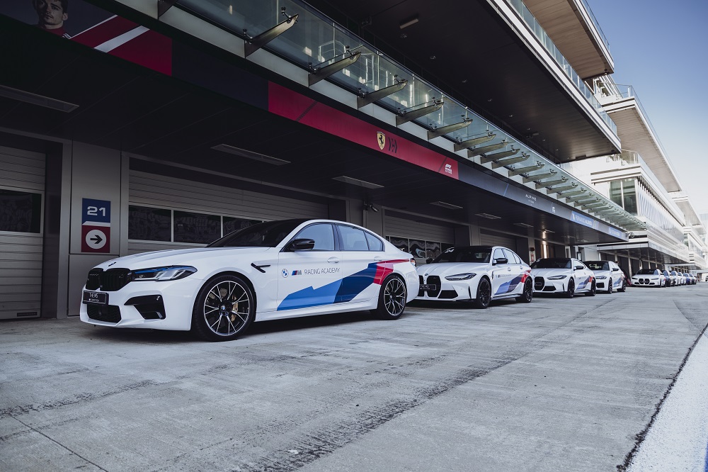 Академия бмв. Гоночная Академия БМВ. Сити драйв BMW. Кутузовский проспект БМВ м8. Лестер м6 БМВ